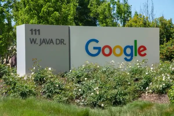 Entrada da Google em Sunnyvale, na Califórnia. A big tech é um exemplo de nível 5 de maturidade digital. Créditos: Greg Bulla/Unsplash.